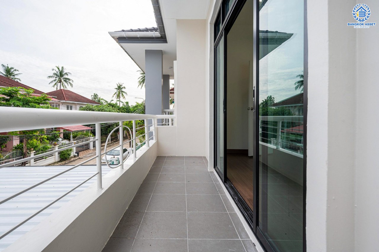 บ้านมือสองตกแต่งใหม่ โครงการ วรารมย์ เพชรเกษม81 แบรนด์ Q.House รองรับทุกความสุขใกล้ส่วนกลาง เนื้อที่ 64.1 ตร.ว. ฟังก์ชัน 4 ห้องนอน 3 ห้องน้ำ 1 ห้องอเนกประสงค์ จอดรถได้ 2 คัน บนทำเลใกล้ The Mall บางแค และเชื่อมต่อ ถนนกาญจนาฯ ถนนบางบอน และถนนพุทธมณฑลสาย4